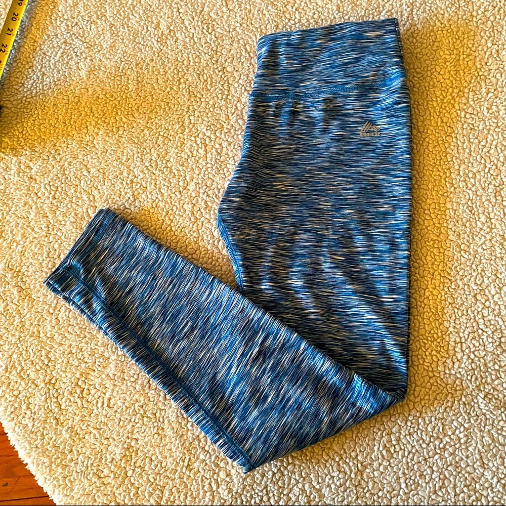 Beautiful Reebok Capri Leggings. Comfortable EUC Size Medium.